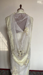 Saree on the mannequin, three quarter view