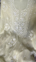 将图像加载到图库查看器中， Close view of the chikankari on the ivory kurta