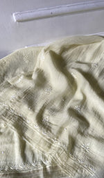 将图像加载到图库查看器中， Detail of the embroidery on the ivory pure mul chanderi