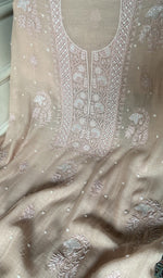 将图像加载到图库查看器中， Close view of the chikankari on the nude kurta