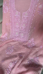 将图像加载到图库查看器中， Close view of the chikankari on the blush pink kurta