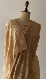 The pallu falling over the shoulder