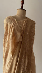The pallu falling over the shoulder