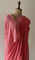 The pallu falling over the shoulder