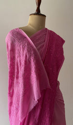 The pallu falling over the shoulder