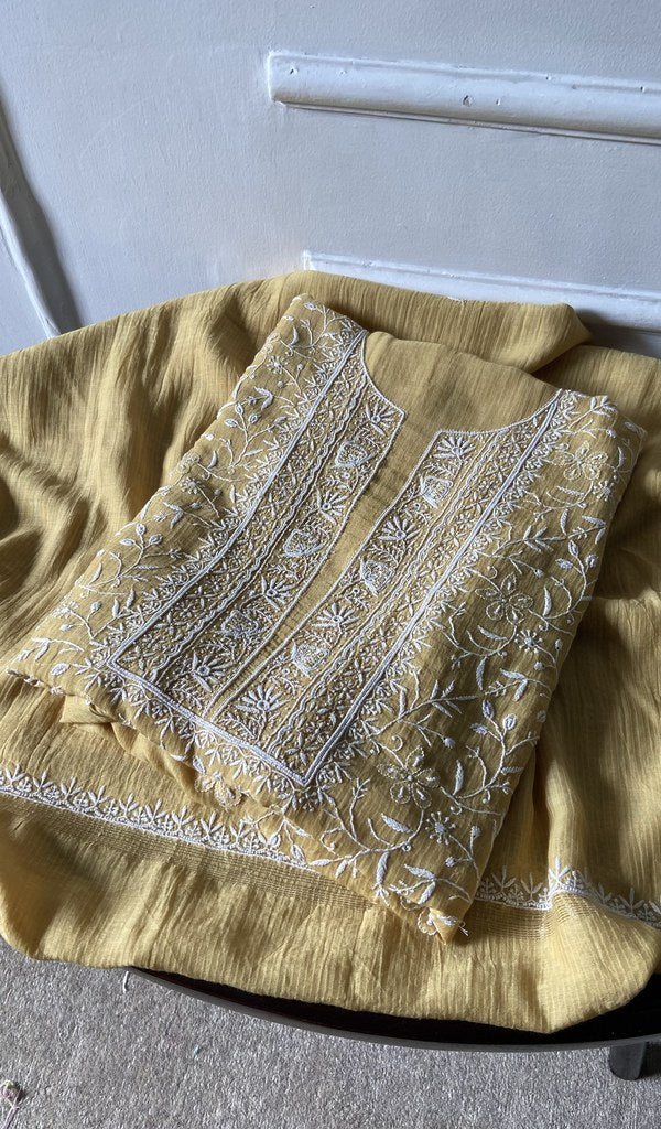 The set folded, kurta over dupatta