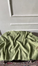 将图像加载到图库查看器中， Pistachio pure mul chanderi laid over the stool