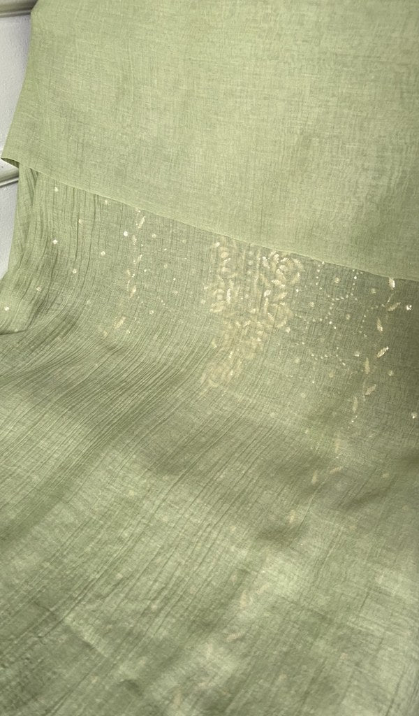 Work across the body of the kurta piece
