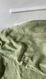 将图像加载到图库查看器中， Detail of the embroidery on the pistachio pure mul chanderi