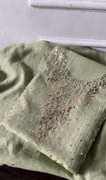 将图像加载到图库查看器中， Folded pistachio pure mul chanderi, gala panel showing