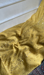 将图像加载到图库查看器中， Yellow kurta piece laid out, work across the body