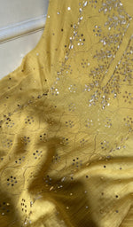 将图像加载到图库查看器中， Gala of the yellow kurta piece, worked in fine chikankari
