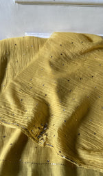 将图像加载到图库查看器中， Detail of the embroidery on the yellow pure mul chanderi
