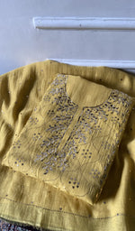 将图像加载到图库查看器中， Folded yellow pure mul chanderi, gala panel showing