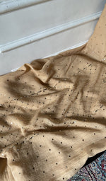 将图像加载到图库查看器中， Beige kurta piece laid out, work across the body