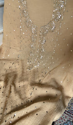 将图像加载到图库查看器中， Close view of the chikankari on the beige kurta