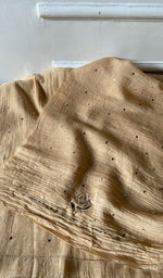 将图像加载到图库查看器中， Detail of the embroidery on the beige pure mul chanderi