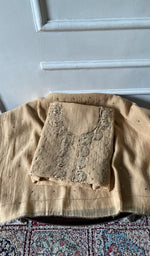 将图像加载到图库查看器中， The beige pieces folded and stacked