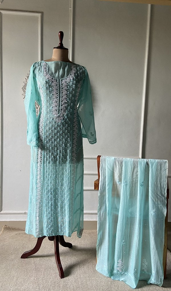 The set folded, kurta over dupatta
