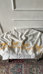 将图像加载到图库查看器中， Chikankari across the body of the white kurta piece