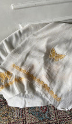 将图像加载到图库查看器中， Kurta piece folded over the bottom