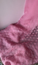 Close look at the fine jaaldar do taar chikankari