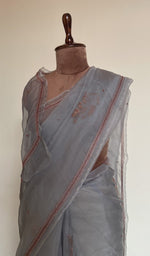 Do taar and teen taar chikankari motifs on pallu and allover on the grey saree