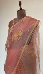 Do taar and teen taar chikankari motifs on pallu and allover on the coral saree