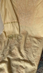Kurta front laid out with the dupatta over it