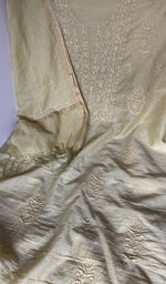 Kurta front laid out with the dupatta over it