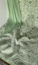 Fine jaaldar chikankari with haath ki jaali across the body of the kurta piece