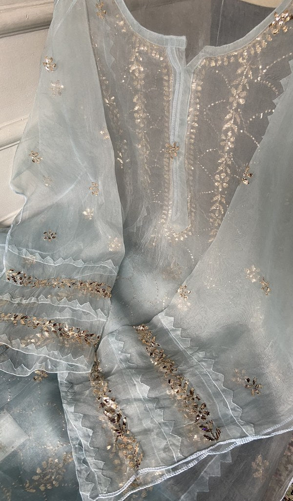border and hem of the dupatta