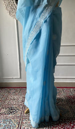 将图像加载到图库查看器中， Pallu of the powder blue saree, chikankari worked across it