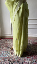 将图像加载到图库查看器中， Pallu of the lime green saree, chikankari worked across it