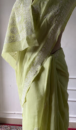 将图像加载到图库查看器中， Border detail on the lime green cotton voile saree