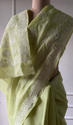 将图像加载到图库查看器中， Chikankari on the pallu, seen close