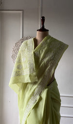 将图像加载到图库查看器中， Pallu folded over the shoulder, work visible