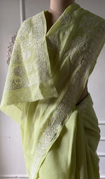 将图像加载到图库查看器中， Chikankari and border together on the lime green saree