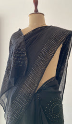 Close look at the do taar and teen taar chikankari motifs on pallu and allover