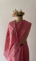 The pallu falling over the shoulder