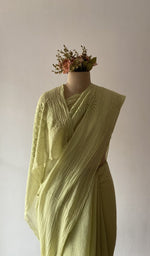The pallu falling over the shoulder