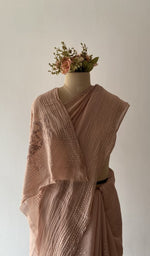 The pallu falling over the shoulder