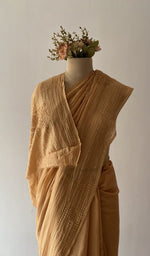 The pallu falling over the shoulder