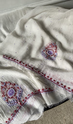 border and hem of the off white kurta piece