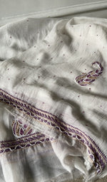 border and hem of the off white kurta piece