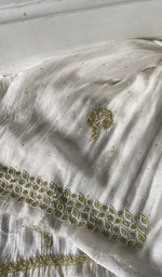 border and hem of the off white kurta piece