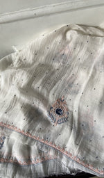 border and hem of the off white kurta piece