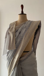 The pallu falling over the shoulder