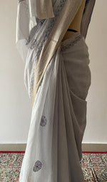 Border along the edge, fine chikankari on border and pallu