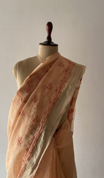 The pallu falling over the shoulder